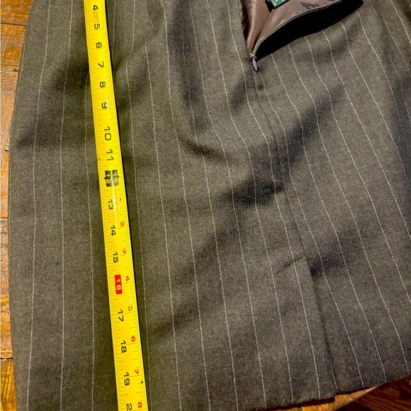 Lauren Ralph Lauren 100%
Worsted Wool Pencil Skirt Size 14
Charcoal Gray Striped - Picture 3 of 11